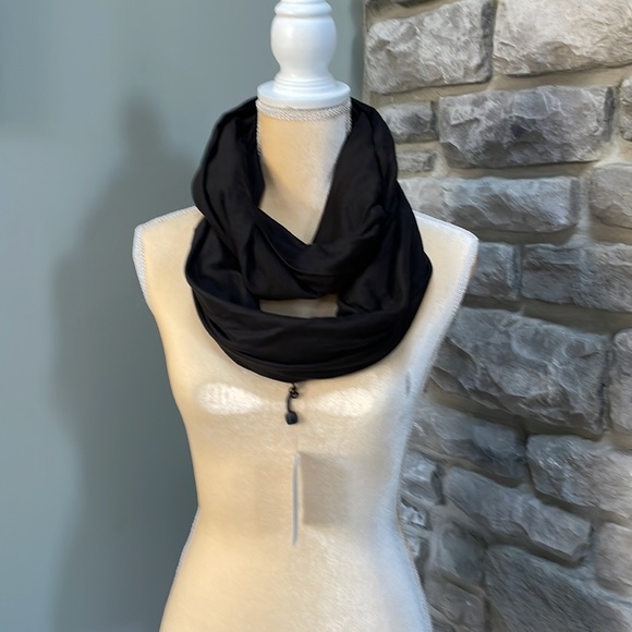 Beyond Yoga hidden pocket infinity scarf, NWT - Picture 3 of 6